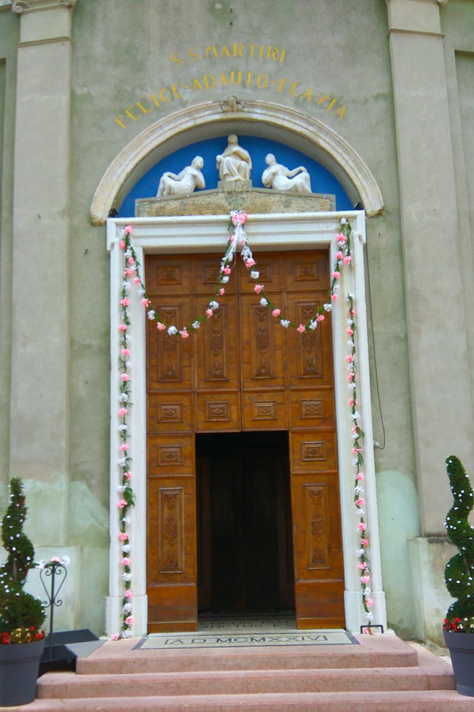 temp_Portale chiesa di San Felice con addobbo floreale.jpg